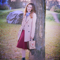 The girl who loves autumn & her fox bag